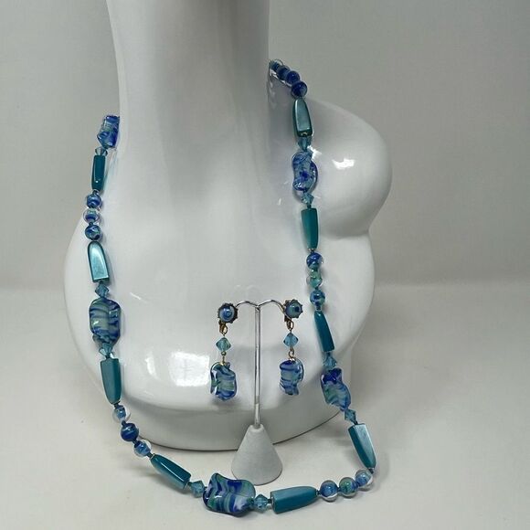 Vintage 1950’s blue, glass and crystal, necklace and clip on earring set. - Picture 1 of 12